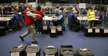 Wahlhelfer beginnen mit der Auszählung der Stimmen bei den Wahlen zum nordirischen Parlament. Foto: Peter Morrison/AP/dpa