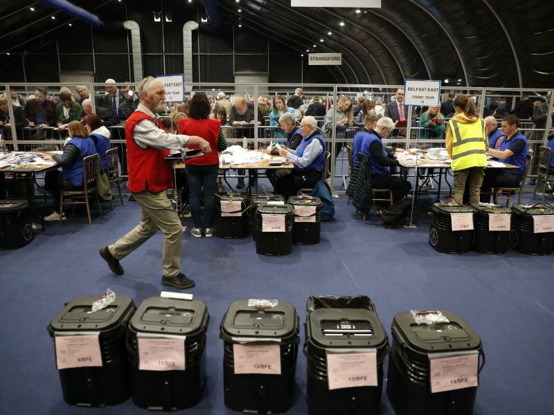 Wahlhelfer beginnen mit der Auszählung der Stimmen bei den Wahlen zum nordirischen Parlament. Foto: Peter Morrison/AP/dpa