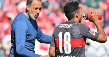 Stuttgarts Trainer Pellegrino Matarazzo (l) im Gespräch mit Tiago Tomas. Foto: Torsten Silz/dpa