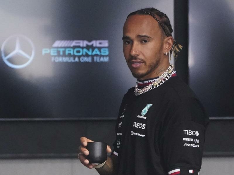 Schmuckvoll behängt: Lewis Hamilton. Foto: Wilfredo Lee/AP/dpa