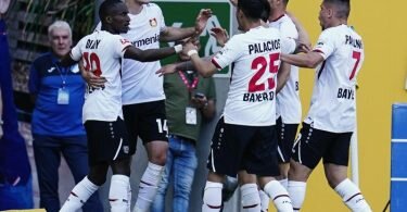 Leverkusens Torschütze Moussa Diaby (l) jubelt mit Mannschaftskollegen über das Tor zum 2:2. Foto: Uwe Anspach/dpa