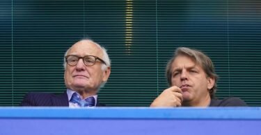 Bruce Buck (l), Vorstandsvorsitzender des FC Chelsea, und Todd Boehly, künftiger Eigentümer des FC Chelsea, auf der Tribüne. Foto: Adam Davy/PA Wire/dpa