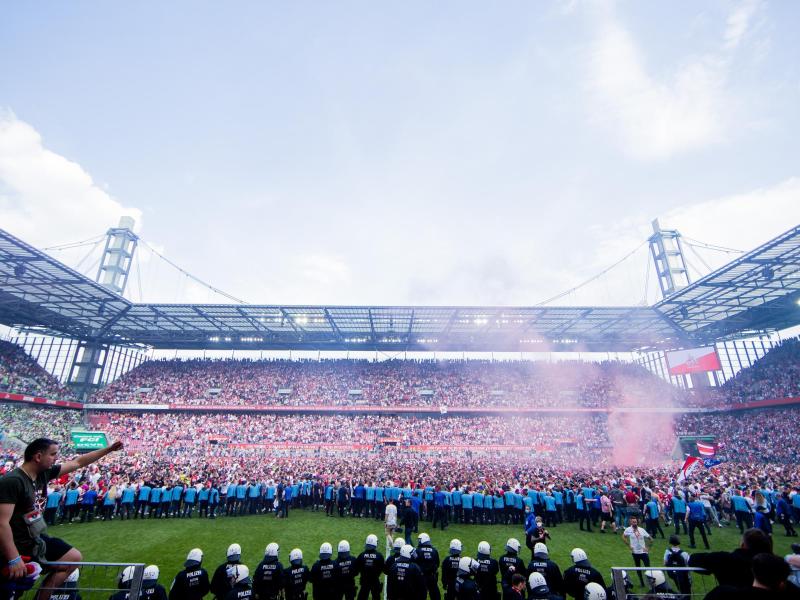 Nach der Qualifikation des 1. FC Köln für die Europa League stürmten die Fans den Platz im RheinEnergieStadion. Foto: Rolf Vennenbernd/dpa