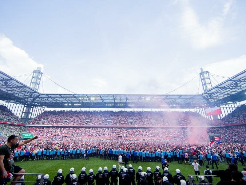 Nach der Qualifikation des 1. FC Köln für die Europa League stürmten die Fans den Platz im RheinEnergieStadion. Foto: Rolf Vennenbernd/dpa