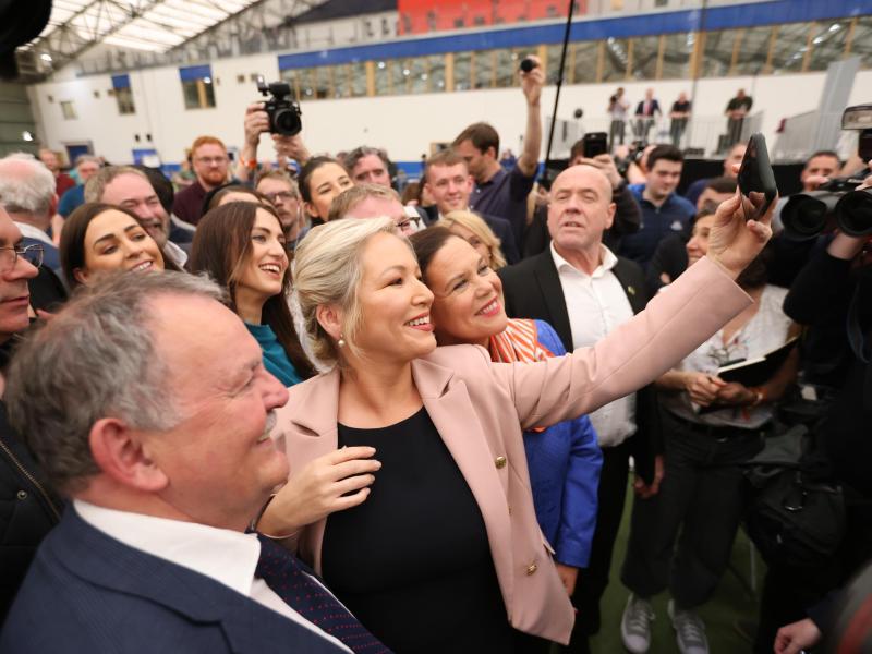 Sinn-Fein-Spitzenkandidatin Michelle O'Neill (Mitte) lässt sich feiern. Foto: Peter Morrison/AP/dpa