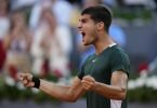 Carlos Alcaraz hat in Madrid Novak Djokovic aus dem Turnier befördert. Foto: Manu Fernandez/AP/dpa