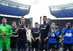 Die Hertha-Spieler gingen nach dem Schlusspfiff zu ihren Fans. Foto: Soeren Stache/dpa