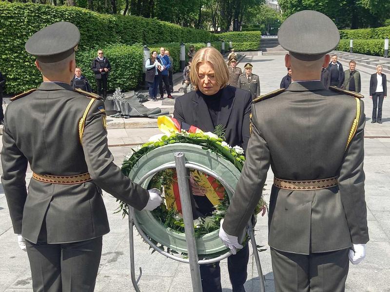Bundestagspräsidentin Bärbel Bas legt einen Kranz am Grabmal des Unbekannten Soldaten in Kiew nieder. Foto: Andreas Stein/dpa