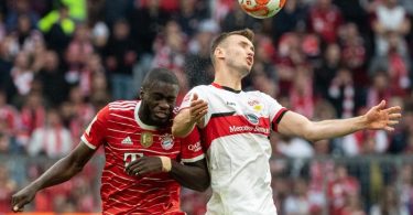 Dayot Upamecano vom FC Bayern München (l) und Sasa Kalajdzic von Stuttgart kämpfen im Kopfballduell um den Ball. Foto: Matthias Balk/dpa