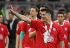 Bayerns Robert Lewandowski winkt den Fans nach der Partie zu. Foto: Sven Hoppe/dpa