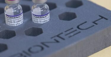 Nach aktuellem Stand der Wissenschaft hat Comirnaty bei Infektion mit der Delta-Variante eine Wirksamkeit von etwa 90 Prozent gegen eine schwere Covid-19-Erkrankung - bei der Omikron-Mutante zeigen erste Daten, dass der Schutz weniger gut ist. Foto: Sebastian Gollnow/dpa