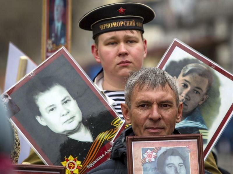 In ganz Russland finden traditionell am 9. Mai Militärparaden statt und Menschen erinnern an ihre im Zweiten Weltkrieg gefallenen Verwandten. Foto: Uncredited/AP/dpa