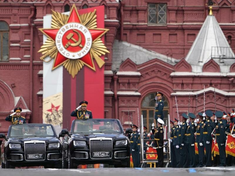 Der russische Verteidigungsminister Sergej Schoigu salutiert vor seinen Soldaten, während er bei der Militärparade über den Roten Platz in&nbsp;Moskau gefahren wird. Foto: Alexander Zemlianichenko/AP/dpa