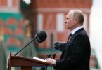 Russlands Präsident versprach den Angehörigen gefallener Soldaten in seiner Ansprache materielle Hilfe - Kinder verstorbener Ukraine-Kämpfer sollen leichteren&nbsp;Zugang zu Universitäten bekommen. Foto: Mikhail Metzel/Pool Sputnik Kremlin/AP/dpa