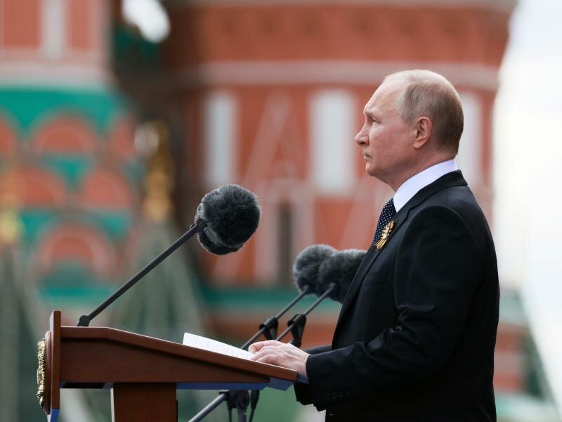Russlands Präsident versprach den Angehörigen gefallener Soldaten in seiner Ansprache materielle Hilfe - Kinder verstorbener Ukraine-Kämpfer sollen leichteren&nbsp;Zugang zu Universitäten bekommen. Foto: Mikhail Metzel/Pool Sputnik Kremlin/AP/dpa