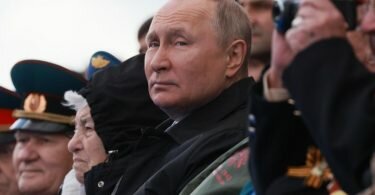 «Er (...) führt Russland in den Abgrund»: Zwei Redakteure haben scharfe Kritik an Präsident Putin geübt - und müssen nun wohl nicht nur um ihre Jobs bangen. Foto: Mikhail Metzel/Pool Sputnik Kremlin/AP/dpa