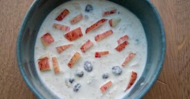 Der Schweizer Arzt Maximilian Oskar Bircher-Benner servierte den später nach ihm benannten Frühstücksklassiker Bircher Müsli erstmals um 1900 in seinem Sanatorium - als sogenannte «Apfeldiätspeise» und zum Abendessen. Foto: Bernd Diekjobst/dpa-tmn