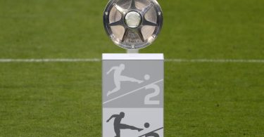 Die Original-Meisterschale der 2. Bundesliga wird sich am Sonntag in Nürnberg befinden, wo Spitzenreiter Schalke gastiert. Foto: Friso Gentsch/dpa/Archiv