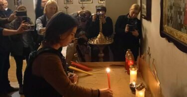 Außenministerin Annalena Baerbock entzündet in einer Kirche in Butscha eine Kerze für die Opfer. Foto: Andreas Stein/dpa