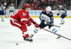 Detroit-Verteidiger Moritz Seider (l) kam in seiner ersten NHL-Saison auf 50 Scorerpunkte. Foto: Paul Sancya/AP/dpa