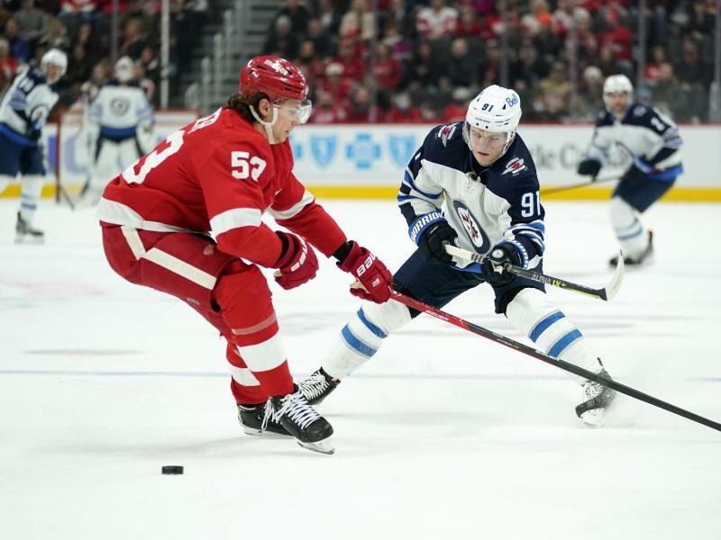 Detroit-Verteidiger Moritz Seider (l) kam in seiner ersten NHL-Saison auf 50 Scorerpunkte. Foto: Paul Sancya/AP/dpa