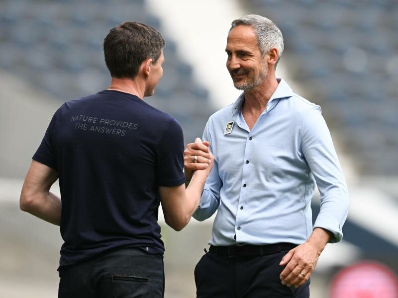 Frankfurts Cheftrainer Oliver Glasner (l) und Ex-Eintracht-Coach Adi Hütter. Foto: Arne Dedert/dpa