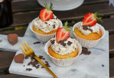 Diese Cupcakes haben nicht nur eine Erdbeere als i-Tüpfelchen, sondern auch noch einen Erdbeer-Kern. Foto: Mareike Pucka/biskuitwerkstatt.de/dpa-tmn