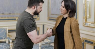 Präsident Wolodymyr Selenskyj begrüßt die deutsche Außenministerin Annalena Baerbock in der ukrainischen Hauptstadt Kiew. Foto: Florian Gaertner/photothek.de/dpa