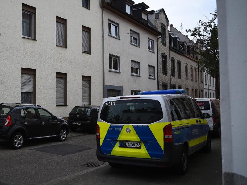 Fahrzeug der Polizei im Stadtteil Waldhof. Foto: Rene Priebe/dpa