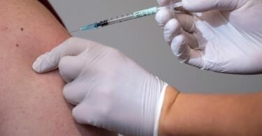 Wer geboostert ist und eine Corona-Infektion durchgemacht hat, ist bestmöglich vor einer erneuten Covid-19-Erkrankung geschützt. Foto: Sven Hoppe/dpa