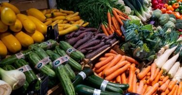Viele Deutsche sparen sich wegen der hohen Inflation die Bio-Lebensmittel. Bioläden und Bio-Supermärkte verkauften in den ersten drei Monaten dieses Jahres deutlich weniger Ware als im Vorjahreszeitraum. Foto: Sven Hoppe/dpa/Archiv