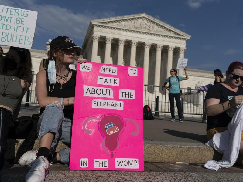 Demonstrantinnen protestieren vor dem Obersten Gerichtshof der USA in Washington für das Recht auf Abtreibung. Foto: Alex Brandon/AP/dpa
