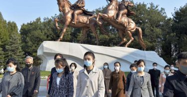 Menschen mit Mund-Nasen-Schutz im April in Pjöngjang. Nordkorea hat seinen ersten Corona-Fall gemeldet. Foto: -/kyodo/dpa