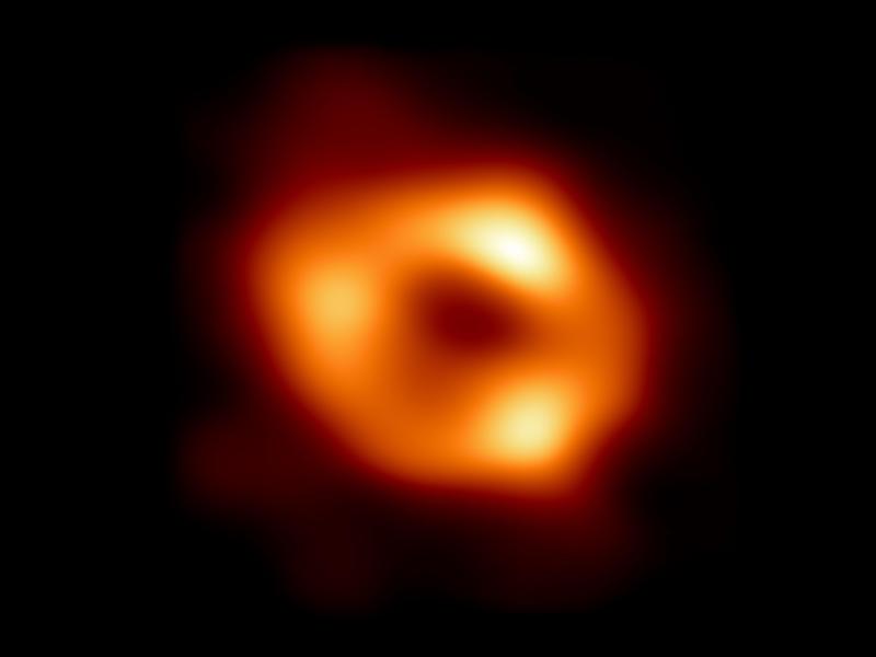 Das erste Bild von Sagittarius A*, dem Schwarzen Loch im Zentrum unser Galaxie, rund 27.000 Lichtjahre von der Erde entfernt. Foto: EHT collaboration/dpa