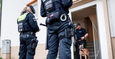 Polizei am Wohnort des 16 Jahre alten Tatverdächtigen. Foto: Fabian Strauch/dpa