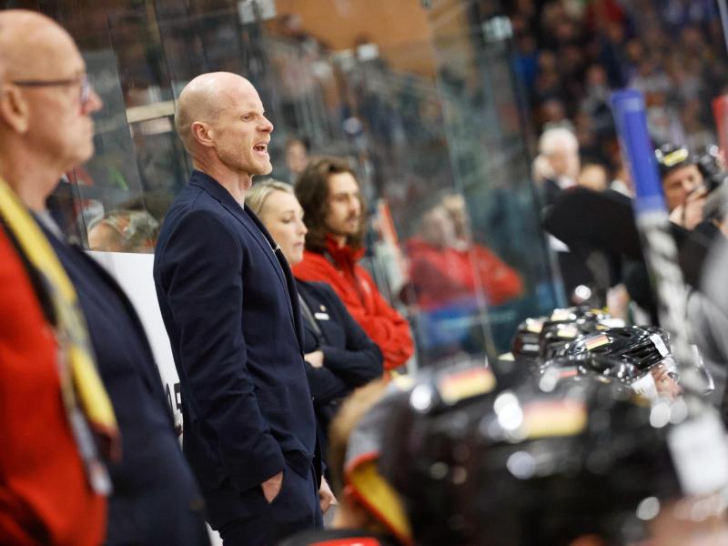 Toni Söderholm, Cheftrainer der Deutschen Hockey-Nationalmannschaft, steht am Spielfeldrand und gibt Kommandos. Foto: Philipp von Ditfurth/dpa