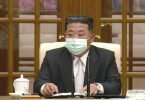 Nordkoreas Machthaber Kim Jong-un trägt während eines Treffens zum ersten Corona-Fall im Land einen Mund-Nasen-Schutz. Foto: Uncredited/KRT/AP/dpa