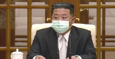 Nordkoreas Machthaber Kim Jong-un trägt während eines Treffens zum ersten Corona-Fall im Land einen Mund-Nasen-Schutz. Foto: Uncredited/KRT/AP/dpa