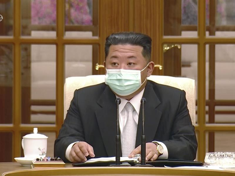 Nordkoreas Machthaber Kim Jong-un trägt während eines Treffens zum ersten Corona-Fall im Land einen Mund-Nasen-Schutz. Foto: Uncredited/KRT/AP/dpa