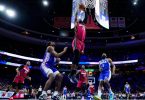 Jimmy Butler (oben) von den Miami Heat in Aktion gegen Tyrese Maxey (2.v.l, 0) und James Harden (1, 2.v.r) von den Philadelphia 76ers. Foto: Matt Slocum/AP/dpa
