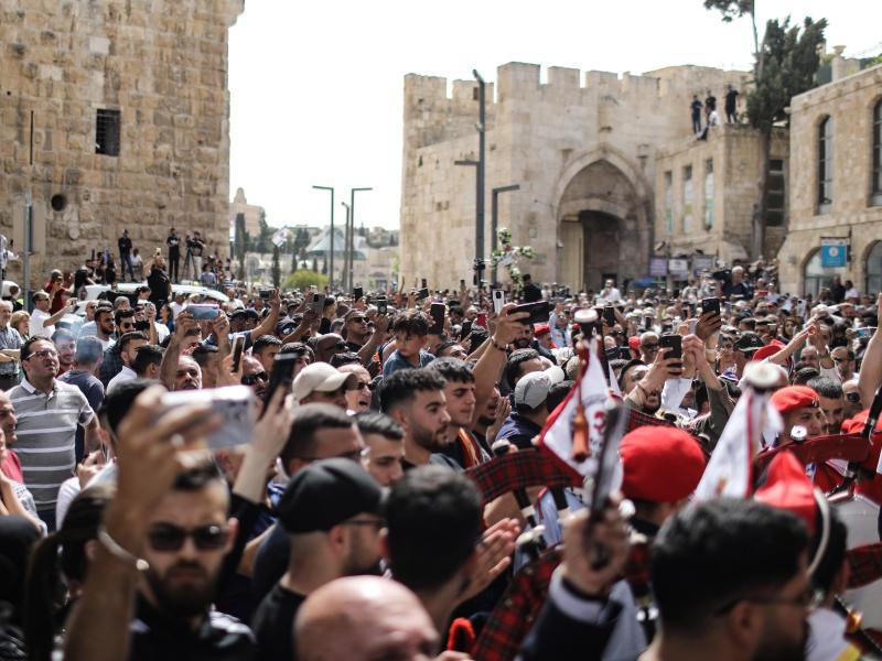 Palästinensische Trauernde nehmen an der Beerdigung der getöteten Al-Dschasira-Reporterin Abu Akle teil. Foto: Ilia Yefimovich/dpa