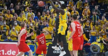 Albas Christ Koumadje (M) versenkt den Ball mit einem Dunk. Foto: Joerg Carstensen/dpa