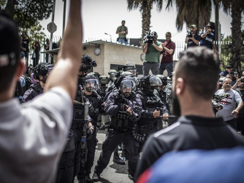 Israelische Grenzpolizisten sollen bei der Prozession nach palästinensischen Angaben Blendgranaten eingesetzt haben. Foto: Ilia Yefimovich/dpa
