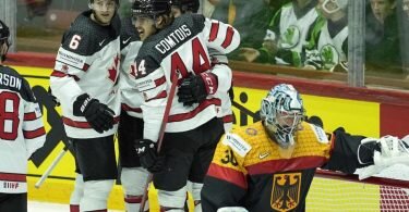 Deutschlands Torwart Philipp Grubauer reagiert enttäuscht nach dem Tor zum 1:5. Im Hintergrund jubeln die Kanadier über den Treffer. Foto: Martin Meissner/AP/dpa