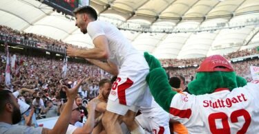 Der Stuttgarter Atakan Karazor (l) feiert mit den Fans das späte Tor zum 2:1 durch Endo. Foto: Tom Weller/dpa