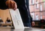 Ein Mann wirft in Köln seinen Stimmzettel in die Wahlurne. Foto: Marius Becker/dpa