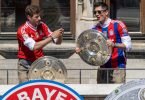 Thomas Müller (l) und Robert Lewandowski bei der Bayern-Meisterfeier auf dem Rathausbalkon. Foto: Peter Kneffel/dpa