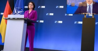 Der per Video zugeschaltete Nato-Generalsekretär Jens Stoltenberg äußert sich zusammen mit Annalena Baerbock (Bündnis 90/Die Grünen) bei einer Pressekonferenz am Ende des Treffens der Nato-Außenminister in Berlin. Foto: Bernd von Jutrczenka/dpa