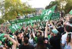 Das Team von Werder Bremen feierte auf einem Tieflader bei einem Autokorso mit den Fans den Aufstieg. Foto: Carmen Jaspersen/dpa