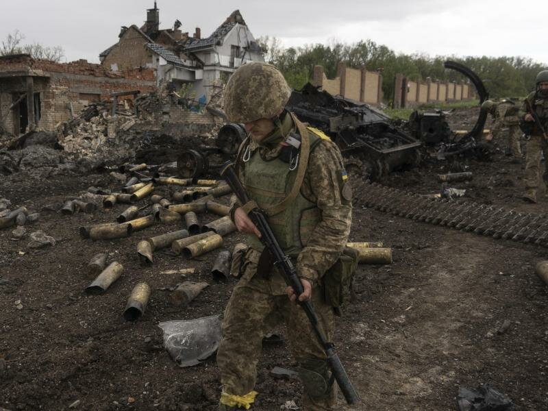 Ukrainische Soldaten patrouillieren in einem kürzlich zurückeroberten Dorf nördlich von Charkiw in der Ostukraine. Foto: Mstyslav Chernov/AP/dpa